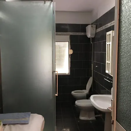 מלון דירות Isufaj 3*